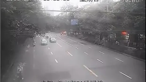 ตำรวจจีนใจเด็ด กระโดดเกาะหน้ากระโปรงรถจับแท็กซี่เถื่อน