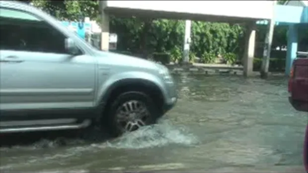 น้ำท่วมปทุมธานี-ถนนหน้าเซียร์รังสิต-16ตุลาคม2554