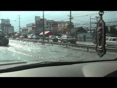 น้ำท่วมปทุม-ถนนคลอง2 ธัญบุรี รังสิต-20ตุลาคม2554-0111020135417.mp4