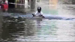มอเตอร์ไซค์ลุยน้ำท่วมสูงมิดคัน