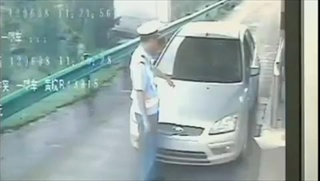 ตำรวจจีนโดนสอยห้อยไปบนกระโปรงหน้ารถ