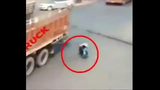 สุดเสียว หญิงอินเดีย โดนสิบล้อชน หวิดโดนทับเส้นยาแดงผ่าแปด