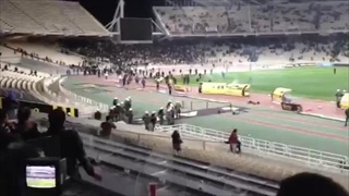 ตำรวจปราจราจล เข้ามาระงับเหตุ แต่โดนกลุ่มแฟนบอล AEK โยนพลุควันเข้าใส่