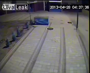 อย่างเลว จับน้องหมา ตัวเป็นๆโยนลงท่อระบายน้ำ