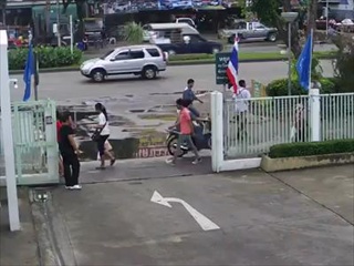 นักเรียนตีกันหน้าสำนักงานเขต