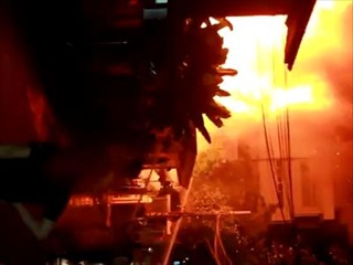 ลูกทุบตีแม่ เผาบ้านตัวเอง