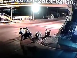 นั่งๆอยู่ดีๆ โดนฟันซะงั้น
