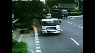 คลิปหญิงจีนหวิดถูกไฟคลอก หลังรถบรรทุกชนลากไปไกล