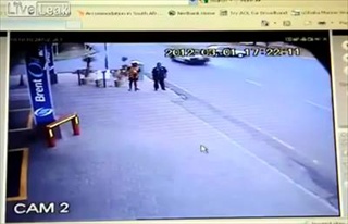 แค่เดินตัดหน้ารถ..ถึงกับขับรถชนแถมเตะสลบ