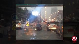 ฝนตกหนักรอบเมืองกรุง น้ำรอระบายท่วมถนนหลายเส้นทาง