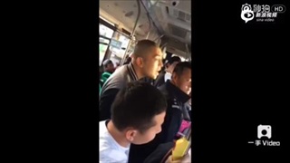 ชายหัวล้านจีนทำกร่าง หลังลวนลามหญิงบนรถเมล์ สุดท้ายโดนรุมตื้บ