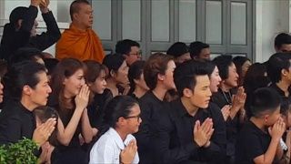 ขนลุกน้ำตาไหล.. ฉากจำลองพิธีเคลื่อนพระบรมศพ ในละครเทิดพระเกียรติ เราเกิดในรัชกาลที่ 9