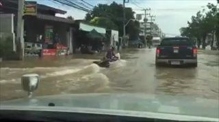 น้ำท่วมเพชรบุรี ชาวบ้านเอาเรือยาวมาขับบนถนน