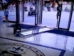 ประตูกระจกห้างดังจีน หลุดล้มทับเด็ก 3 ขวบ กระดูกหักทั่วร่าง