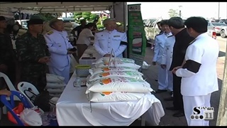 Sakorn News : บรรยากาศการจำหน่ายข้าวสารที่จุดจำหน่ายข้าวช่วยชาวนา