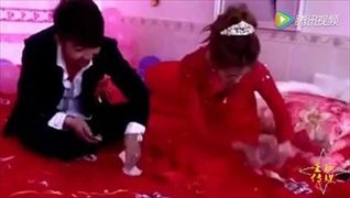 บ่าวสาวชาวจีนนั่งนับเงินวันงานแต่ง ดีอกดีใจจนนั่งไม่ติด
