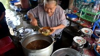 เพราะก๋วยจั๊บยายสุราษฎร์ฯ อร่อยจริง ยอมขาแช่น้ำ(ท่วม)มากิน