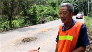 ชื่นชมคุณตาวัย 73  ซ่อมถนนทั่วหมู่บ้านนาน 7 ปี  หวั่นเกิดอุบัติเหตุ