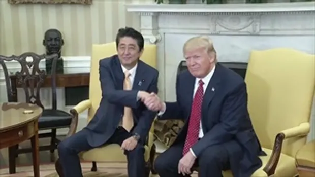 หลุด! คลิป นายกฯญี่ปุ่น กับ ปธน. สหรัฐฯ จับมือกันแบบอธิบายอารมณ์ไม่ค่อยถูก