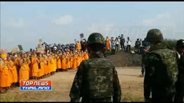 ทหารประจันหน้ากลุ่มพระสงฆ์วัดพระธรรมกาย ขณะเข้าพื้นที่รื้อประตูทางเข้าอาคารบุญรักษา