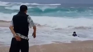 อุทาหรณ์ เด็กเล่นน้ำริมหาด เกือบถูกคลื่นซัดกลืนลงทะเล