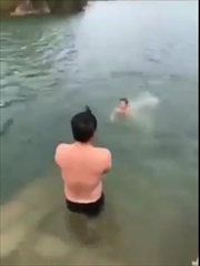 ดูให้จบนะ !! วิธีสอนลูกว่ายน้ำ แบบพ่อชาวจีน ฮาร์ดคอร์มากๆ