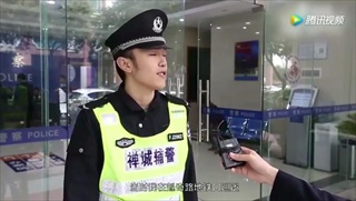 ชาวเน็ตถูกใจ! ตำรวจจีนหล่อบอกทางนักท่องเที่ยว
