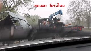 แห่แชร์ คลิปวัยรุ่นรุดช่วยลุงขับรถตกหล่ม ขณะฝนตกหนัก