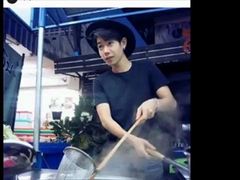 แตกตื่นกันทั้งร้าน !! "พ่อค้าขายก๋วยเตี๋ยว" หน้าตาคุ้นๆ นึกว่าใคร? พอเข้าไปดูใกล้ๆเท่านั้นแหละ! "นัก