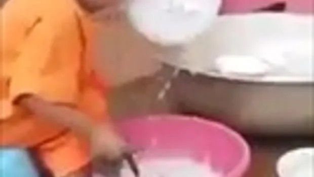 ขยันจังเลยลูก หนูน้อยกำลังขะมักเขม้นในการล้างจาน เด็กไทยควรเอาไปเป็นเยี่ยงอย่าง