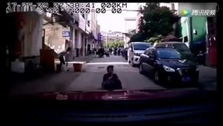ป้าจีนวิ่งชนรถเรียกค่าเสียหาย ตำรวจชี้อาการทางจิตกำเริบ