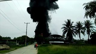 เกิดเหตุไฟไหม้โรงงาน ที่ อ.บ้านบึง จ.ชลบุรี จนท.กำลังเร่งดำเนินการ