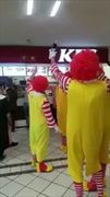 แบบนี้ก็ได้หรอ! ฝรั่งแต่งชุดคอสเพลย์ McDonalds มาร้องเพลงที่ KFC