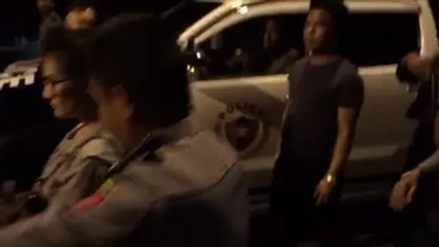 ดูชัดๆ !!! เผยคลิปนาทีตำรวจพม่าส่งตัวเปรี้ยวเข้าไทย เดินถือกระเป๋ากลับเข้าประเทศอย่างไม่สะทกสะท้าน !