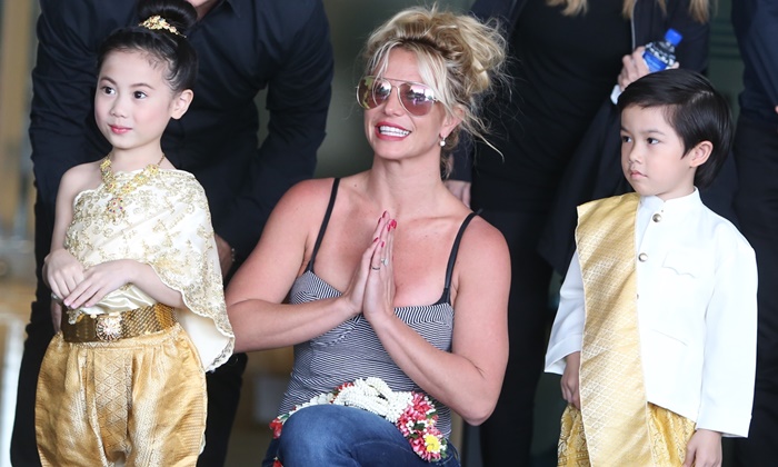 Britney Spears แจกความสดใส ยิ้มรับพวงมาลัยหลังถึงกรุงเทพ