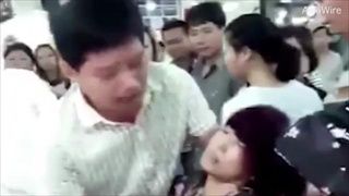 นาทีเป็นลม สาวจีนทำกำไลหยกราคา 1.5 ล้านบาทแตกหัก เจ้าตัวช็อคเป็นลมล้มวูบ ด้านชาวเน็ตแฉราคาจริง