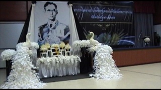 Sakorn News : ผู้ว่าฯสมุทรปราการร่วมกับจิตอาอาสาประดิษฐ์ดอกไม้จันทน์