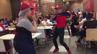 โดนใจสายย่อ !!! เมื่อเจอ 2 พนักงานร้าน KFC ออกสเต็ปแดนซ์หลุดโลกกลางร้าน