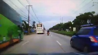หวิดถูกรถบัสเหยียบซ้ำ!!! เด็กนักเรียนหญิงซิ่งรถไปเรียน แต่เกิดแซงพลาดชนท้ายรถ