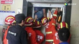 สลด! หนุ่มช่างซ่อมลิฟต์ชาวจีนพลาดถูกหนีบดับสยอง