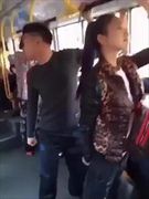 หนุ่มจีนเล่นพิเรนทร์ แกล้งทำอนาจารสาวบนรถเมล์ ก่อนโดนเอาคืนด้วยต้นกระบองเพชร