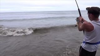 วินาทีหนุ่ม ลงทุนใช้เหยื่อปลาตัวใหญ่ เมื่อปลาติดเบ็ด ถึงกับกรี๊ดร้อง