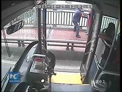 โชเฟอร์ รถเมล์จีน จอดรับสาวพยายามกระโดดสะพานฆ่าตัวตาย