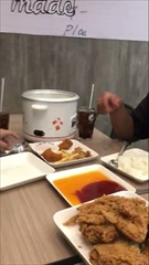 วิจารณ์สนั่น กลุ่มวัยรุ่นถ่ายคลิปนำหม้อหุงข้าวมานั่งกินใน KFC