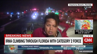 ผู้สื่อข่าวหญิง CNN ลงพื้นที่เฮอริเคนเออร์มา เจอลมกระหน่ำแทบปลิว