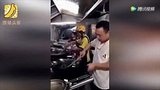 แชร์สนั่น! หนุ่มส่งอาหารจีนเข้าครัวทำอาหารเอง ไม่ทันใจพ่อครัวช้า