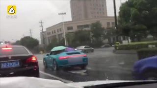 แบบนี้ก็ได้เหรอ หนุ่มขับรถปอร์เช่สุดหรู แต่เพื่อนที่นั่งข้างๆต้องช่วยกางร่มให้ตอนฝนตก