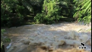 Sakorn News : น้ำจากเขาอ่างฤาไนไหลกัดเซาะถนนพัง