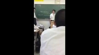 นักเรียนญี่ปุ่นฉุนถูกยึด 'แท็บเล็ต' แก้แค้นถีบครูหน้าห้องเรียน ท่ามกลางเสียงหัวเราะของเพื่อนร่วมชั้น