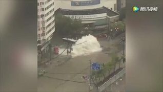 ท่อน้ำระเบิดกลางถนนในเซี่ยงไฮ้ ทำน้ำทะลักพุ่งสูงราว 5 เมตร ไหลท่วมถนนรอบบริเวณ